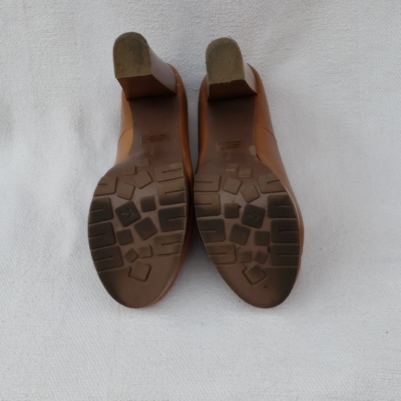 Cute tan  loafer heels size 6 1/2 - Picture 5 of 6